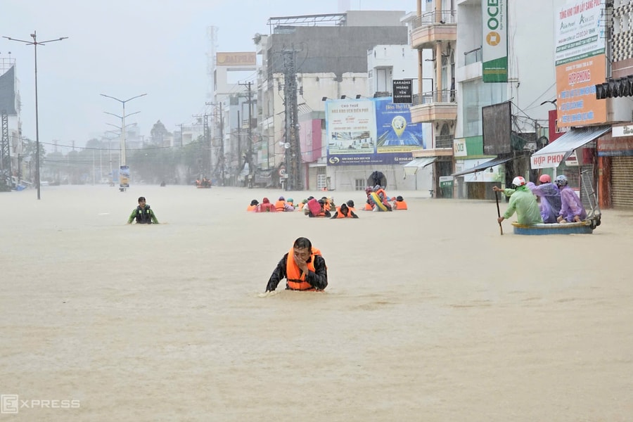 Đại học giảm 10% học phí cho hơn 11.200 sinh viên vùng lũ