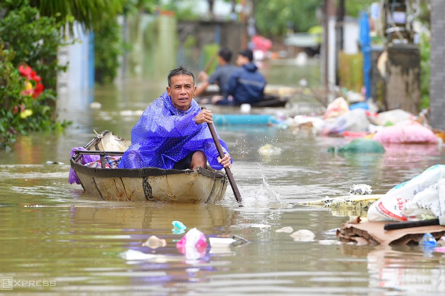 Lũ cuốn trôi sinh kế, sinh viên lo không có tiền đóng học
