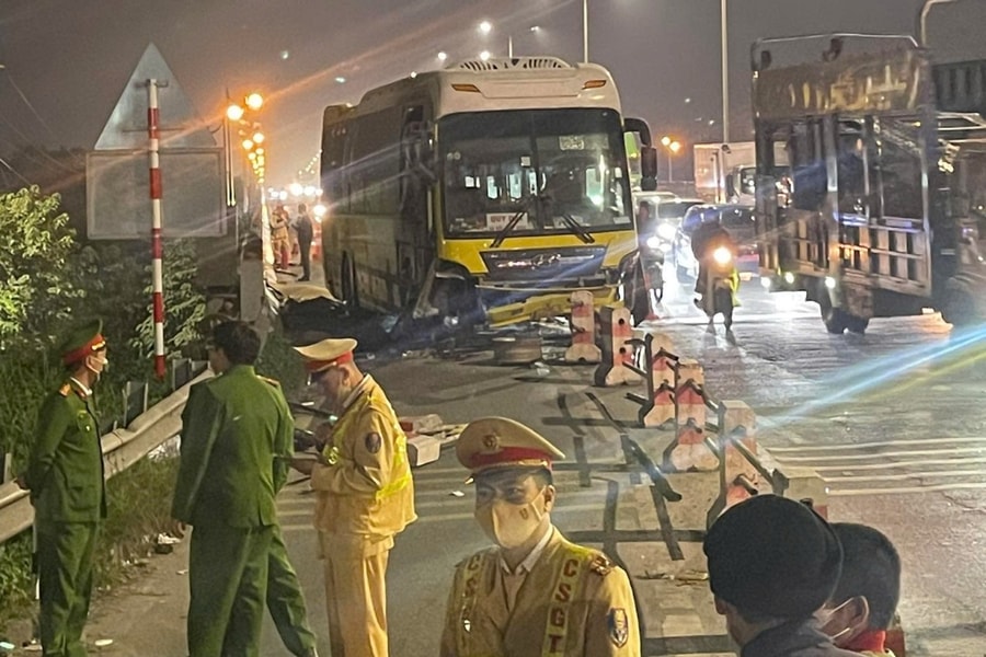 Xe khách tông hai người tử vong trên cầu Thanh Trì
