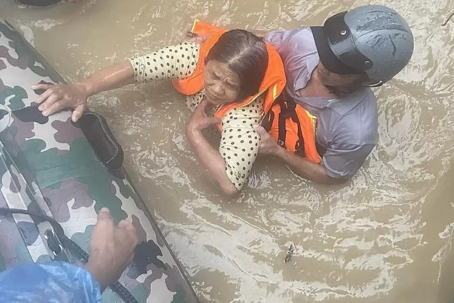 52 tài khoản đăng tin sai về mưa lũ miền Trung bị phạt