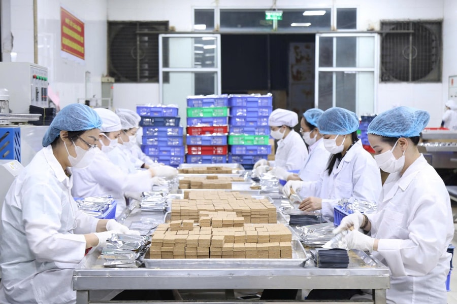 Quân đội xuyên đêm sản xuất 30 tấn lương khô cứu trợ miền Trung