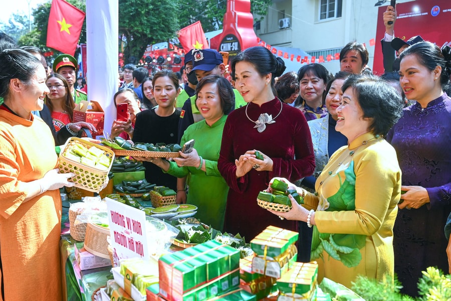 Phu nhân Tổng Bí thư tham quan Liên hoan Ẩm thực Quốc tế