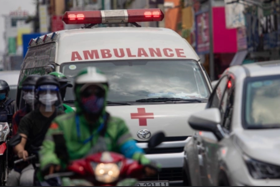 Giờ phút sinh tử đưa ông cụ đột quỵ từ tầng 19 chung cư đi cấp cứu