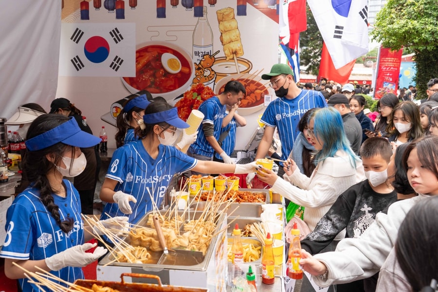 Khách đổ đến thử món ăn tại Liên hoan Ẩm thực Quốc tế