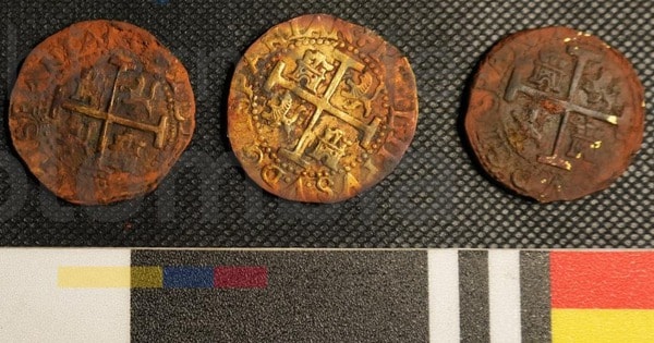 Thu hồi tiền vàng, pháo, cốc sứ từ xác tàu đắm 300 năm tuổi