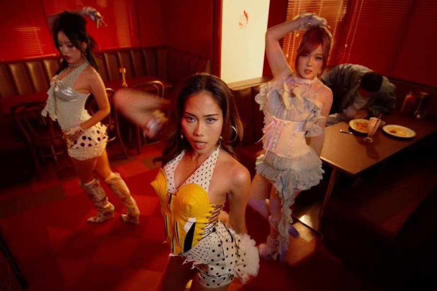 Nhóm nhạc nữ phải gỡ bỏ MV vì quá hở hang