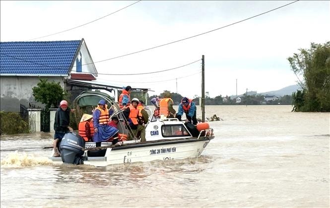 Mưa nặng hạt trong đêm, nhiều khu vực bị ngập trở lại