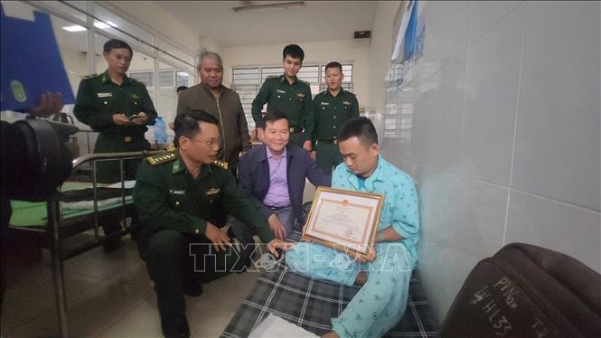 Trao Bằng khen cho Thiếu tá Biên phòng dũng cảm cứu dân trong lũ dữ