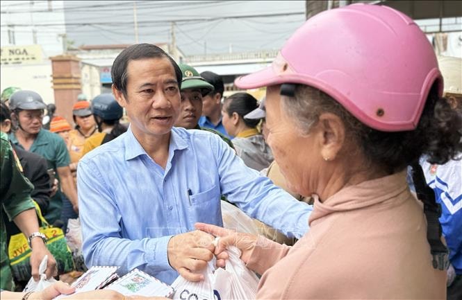 Trao quà hỗ trợ, động viên người dân vùng lũ Tuy An Đông vượt qua khó khăn