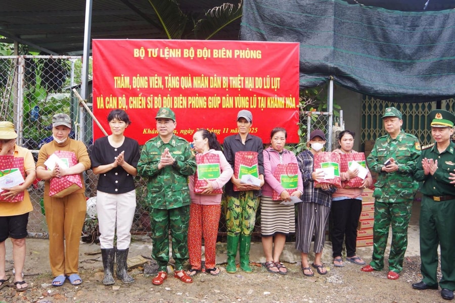 BTL Bộ đội Biên phòng trao tặng 150 triệu đồng, hỗ trợ nhân dân vùng lũ Khánh Hòa