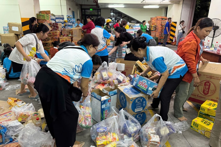 TP Hồ Chí Minh: Tăng tốc phân phối hàng cứu trợ đến với bà con vùng lũ miền Trung