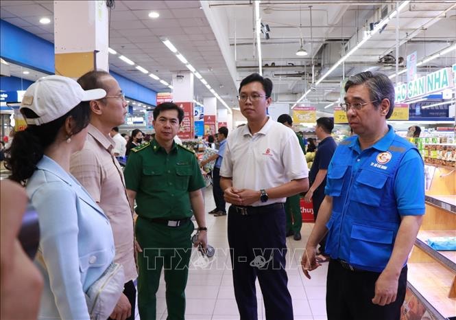 Bộ Công Thương ứng phó mưa lũ Trung Bộ, khôi phục điện và ổn định hàng hóa