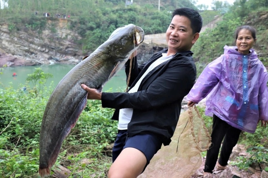Săn cá dài cả mét dưới miệng cửa tràn xả lũ hồ Kẻ Gỗ