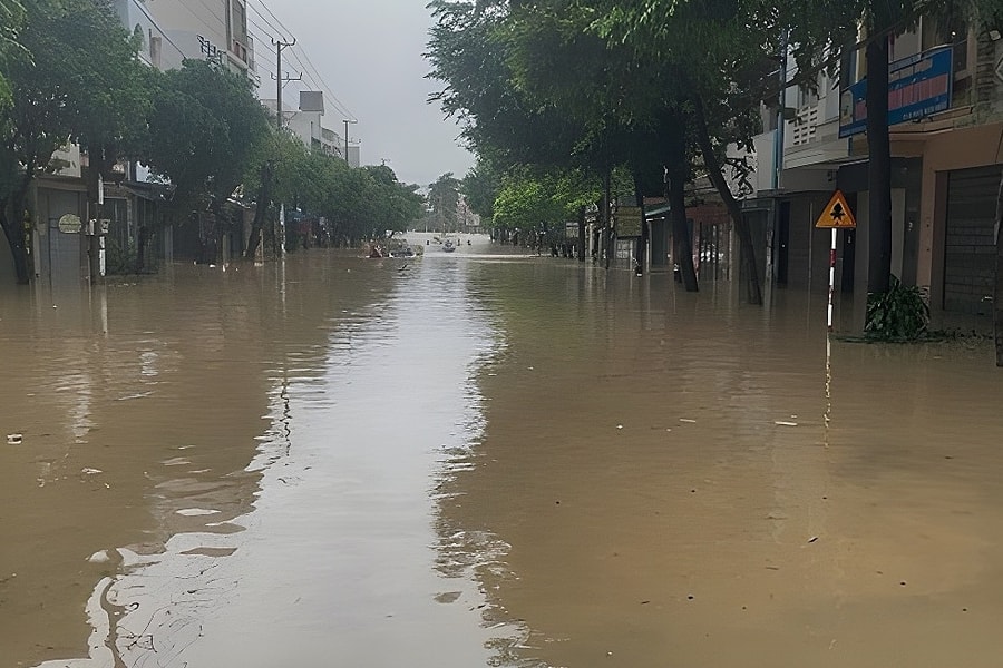 Ba ngày kẹt trên tàu vì ngập lụt của khách Tây