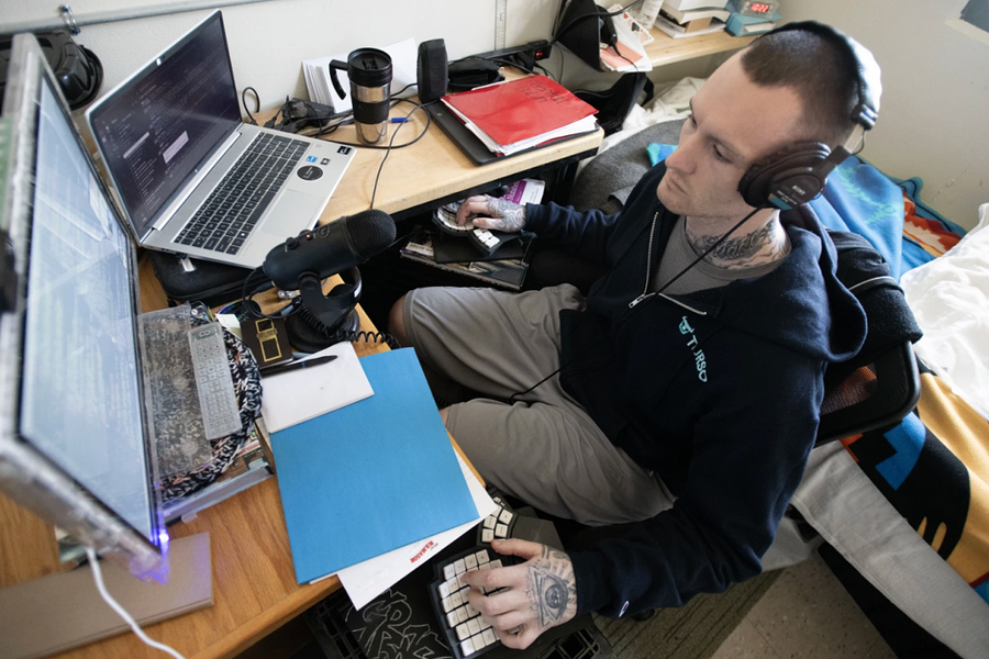 Mua được nhà, nhận lương 'khủng' từ trong tù