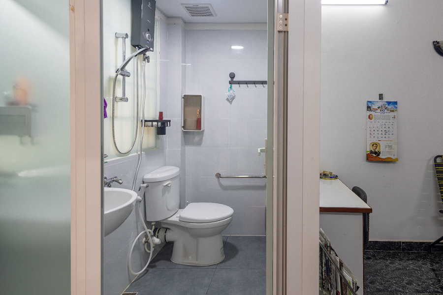 Nhà Hà Nội lắp lại toilet không cần khoan sàn trong nửa ngày