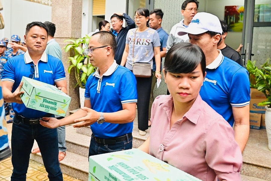 Vinamilk đưa 48 tấn sữa, nước uống đến vùng lũ