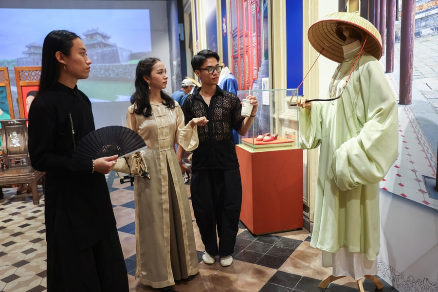 Triển lãm tái hiện y phục Việt qua ba thế kỷ
