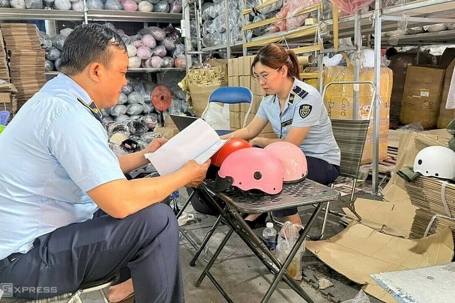 Phát hiện hơn 5.000 mũ bảo hiểm không rõ nguồn gốc