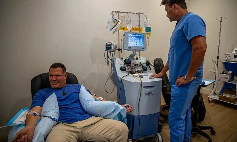 Cơn sốt lọc máu chống lão hóa của giới siêu giàu