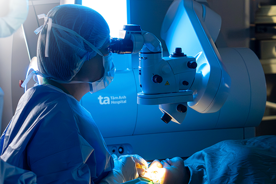 Giác mạc cô gái có hình nón bất thường