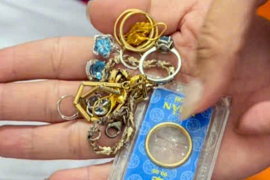 Túi vàng lẫn trong áo quần gửi cứu trợ Đăk Lăk