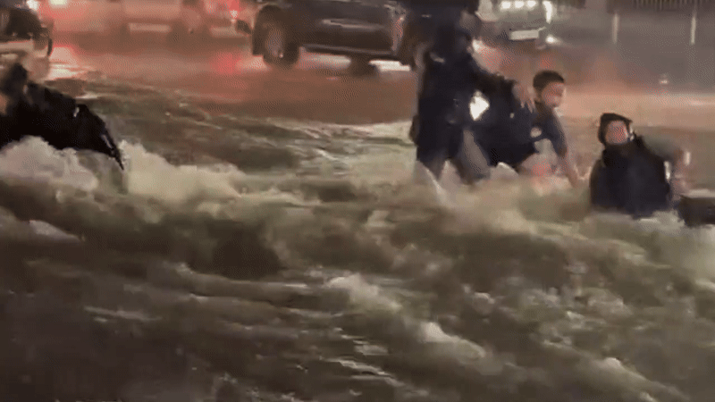 Mưa lớn trôi xe trên phố ở Đồng Nai