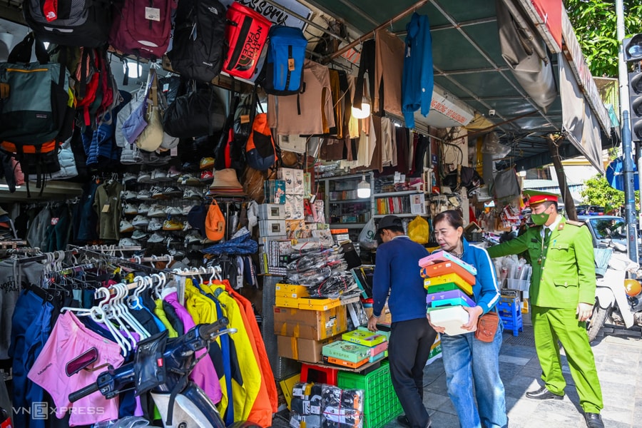 Gỡ mái che, dọn vỉa hè các phường trung tâm Thủ đô