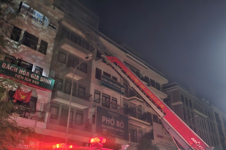 Cứu gia đình 5 người thoát khỏi đám cháy ở Hà Nội