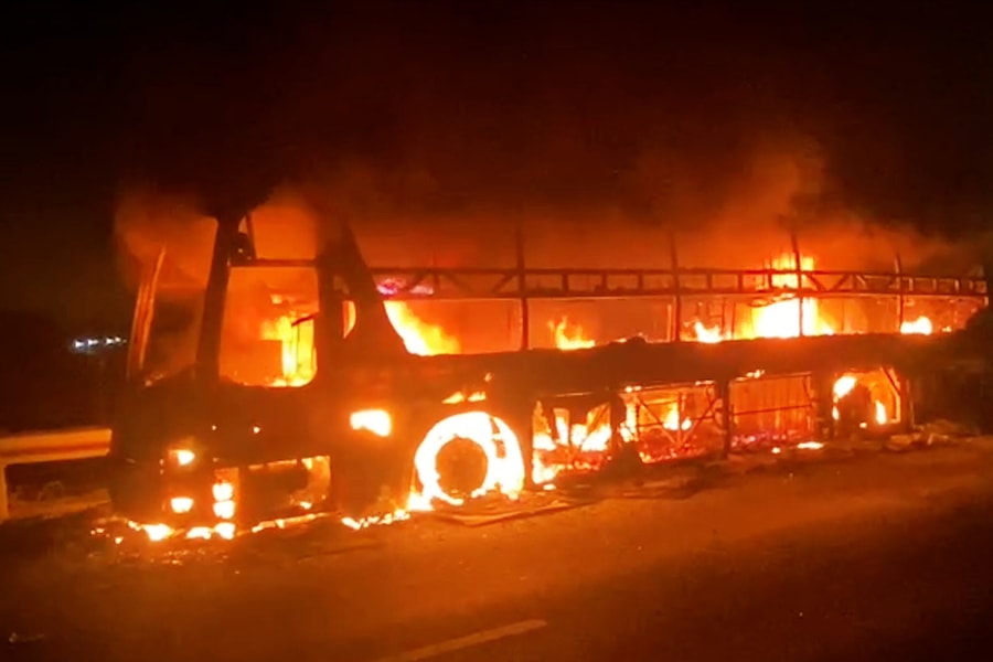 Ôtô chở hơn 20 người cháy trên cao tốc TP HCM - Trung Lương