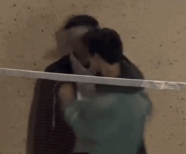 Vương Niên Tương Thành gục xuống sau khi bị bạn diễn đấm