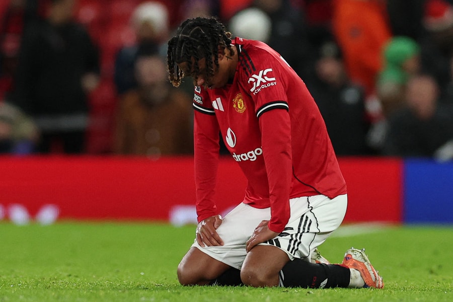 Kết quả giải Ngoại Hạng Anh: Đối thủ đánh nhau nhận thẻ đỏ, Man Utd thua sốc