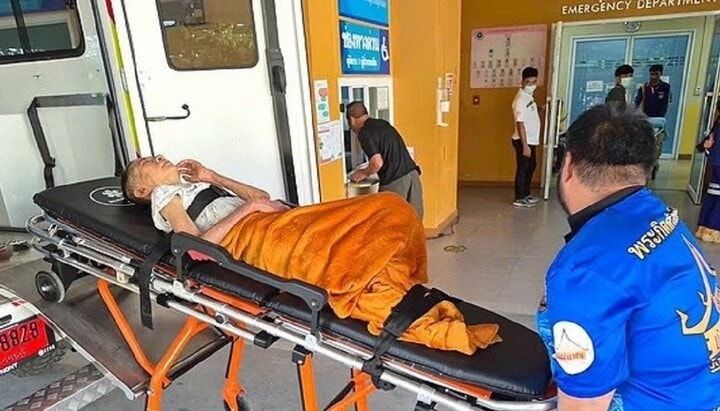 Người phụ nữ gõ nắp quan tài ngay trước khi hỏa táng