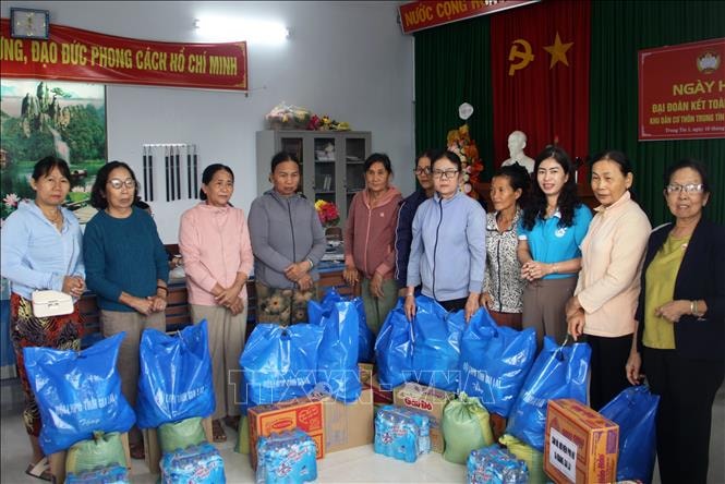 Hỗ trợ gia đình Hội viên phụ nữ bị thiệt hại do mưa bão