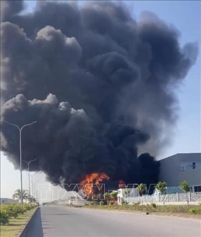 Dập tắt kịp thời vụ cháy khu tập kết mút xốp phế liệu tại phường Đông Hải