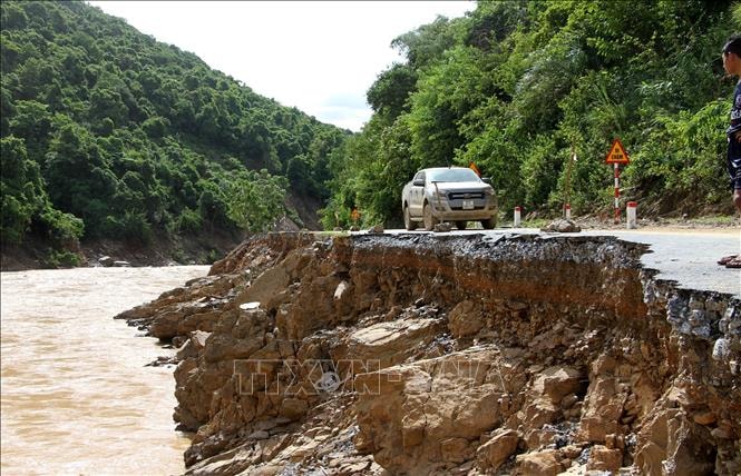 Nghệ An nỗ lực khôi phục hạ tầng giao thông sau bão lũ
