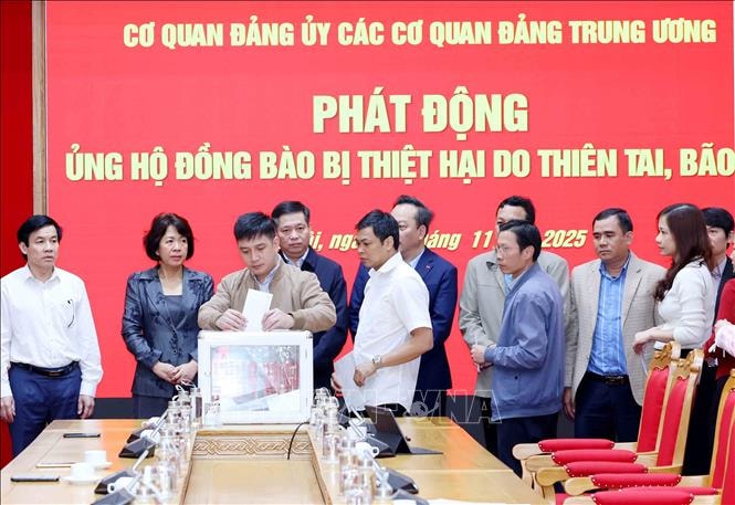 Cơ quan Đảng ủy các cơ quan Đảng Trung ương chia sẻ với người dân vùng mưa lũ tại Nam Trung Bộ