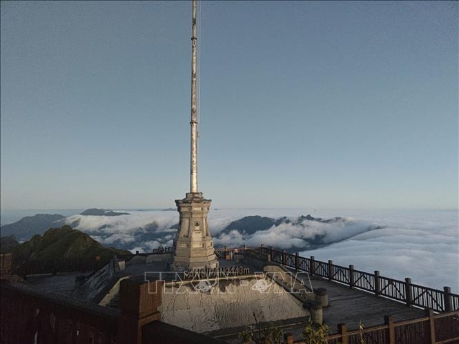 Băng giá phủ trắng đỉnh Fansipan