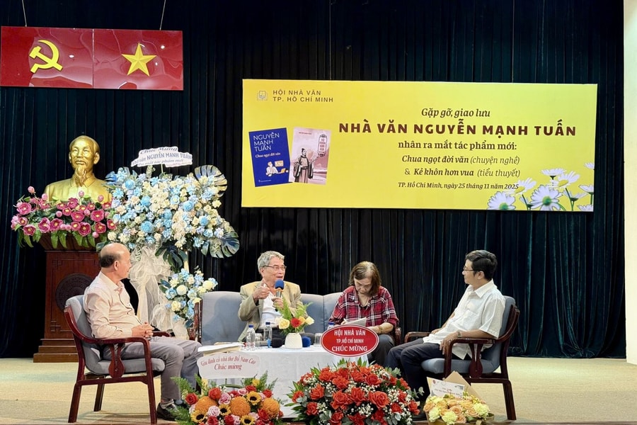 Nhà văn 80 tuổi dành tặng toàn bộ tiền bán sách cho đồng bào vùng lũ