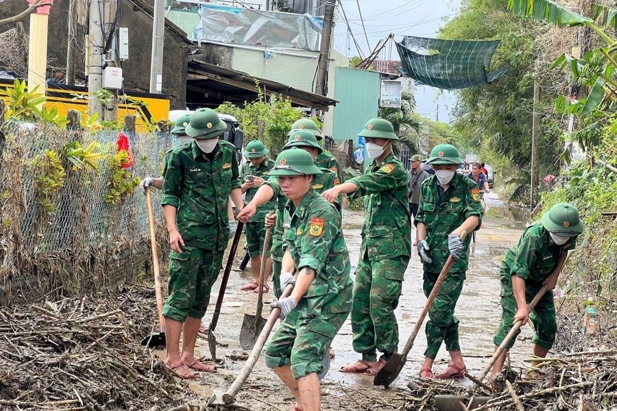 Triển khai mô hình 'ATM nước sạch biên cương' cung cấp nước sạch cho dân sau mưa lũ