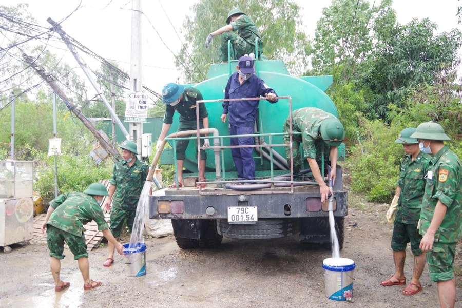Bộ đội Biên phòng vận chuyển nước sạch miễn phí giúp hơn 100 hộ dân vùng lũ