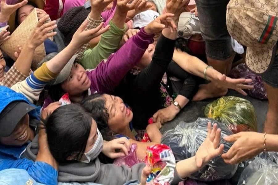 Tài xế đánh liều mượn xe, chở hàng từ thiện miễn phí đến vùng lũ