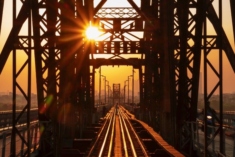 Nắng vàng như rót mật trong ánh hoàng hôn những ngày đầu đông ở Hà Nội