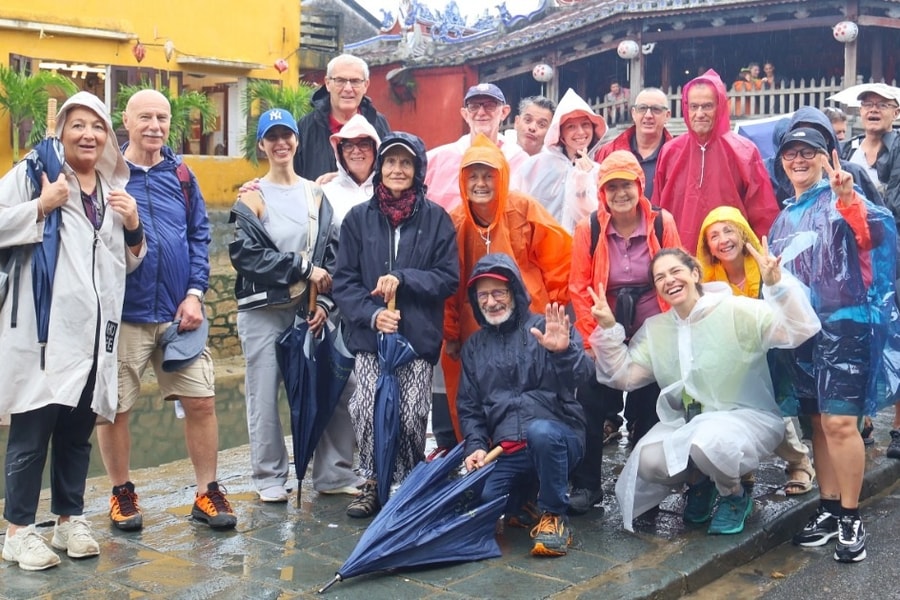 Du khách đổ về phố cổ Hội An sau mưa lụt