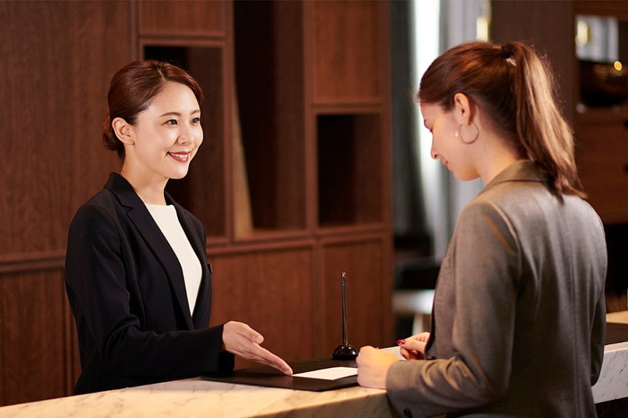 Vì sao lễ tân không nói to số phòng của khách?