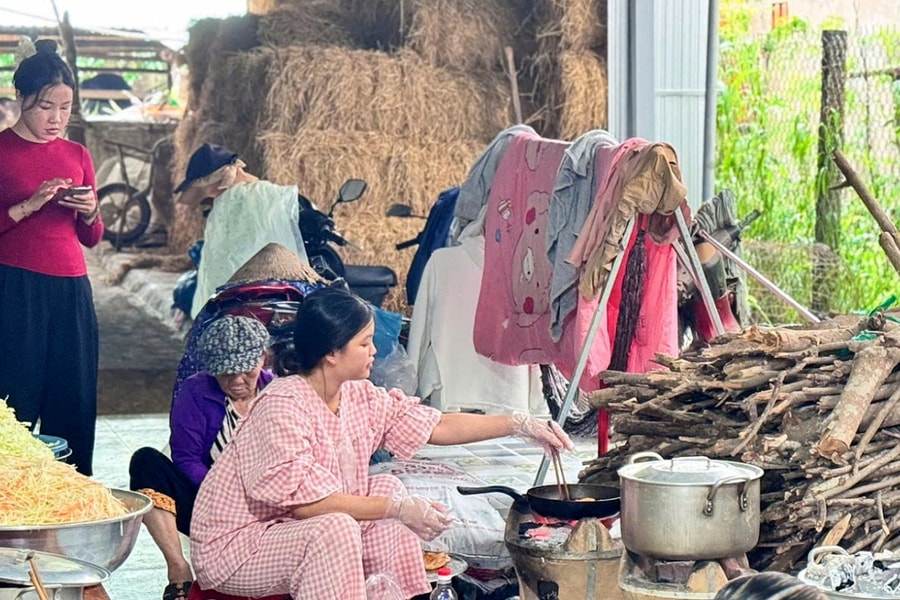 Những bếp ăn dã chiến cứu đói hàng nghìn người vùng lũ