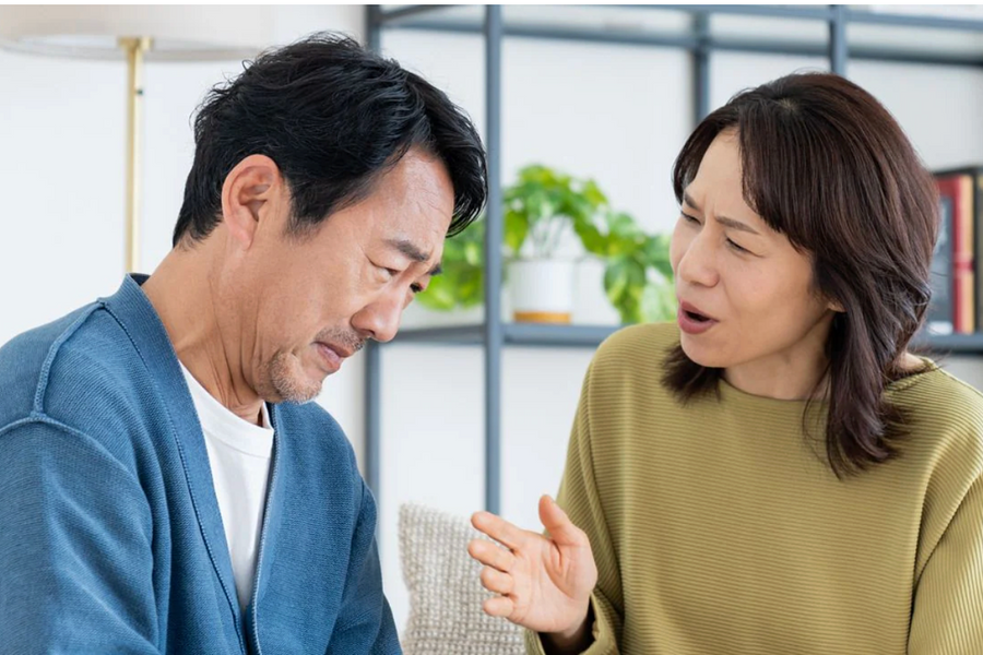 Trắng tay sau 30 năm đưa lương vợ giữ