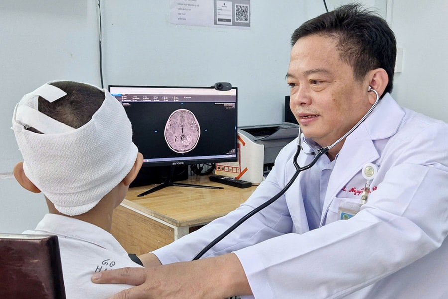 Ca mổ giúp bé trai 13 tuổi thoát co giật