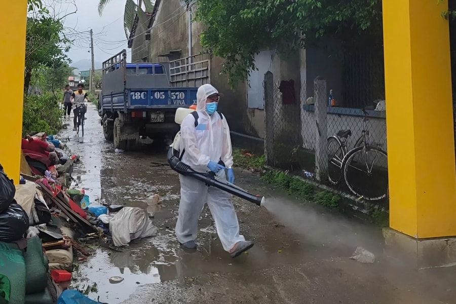 Bùn rác, xác gia súc ngổn ngang sau lũ tăng nguy cơ dịch bệnh