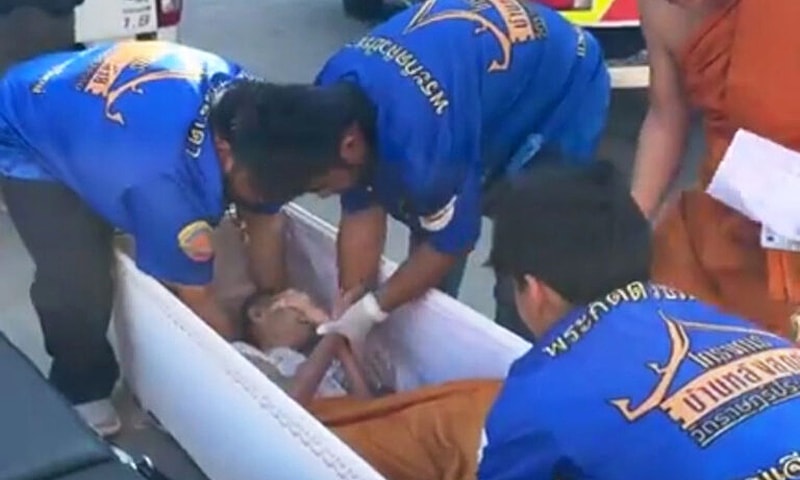 Người phụ nữ cử động trong quan tài khi được đưa đến chùa hỏa táng